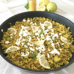 Avena alla curcuma con zucchine, feta e limone